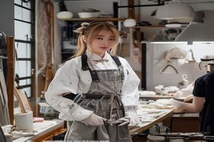 萌白酱cosplay服装制作幕后记录视频封面，工作室内精心缝制服装的场景，展现创作者匠心精神